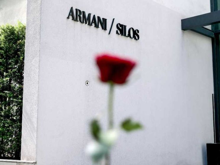 In preghiera con la famiglia di Armani: «Si interrogava sul senso della vita»