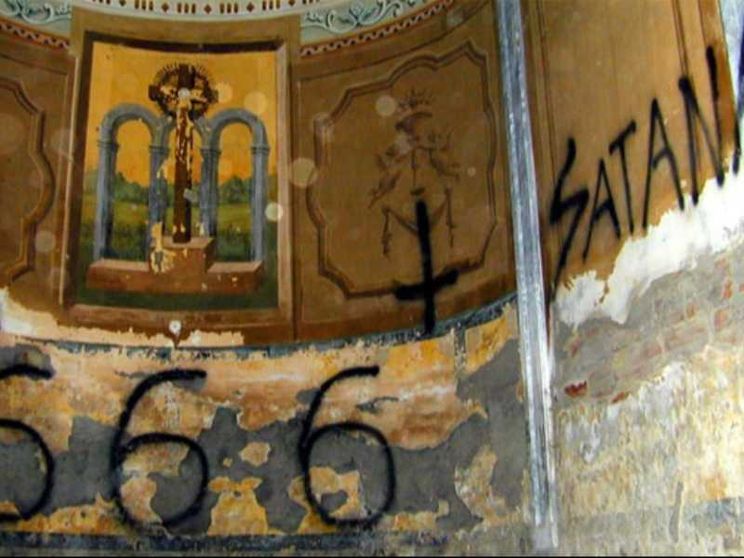 Un prof è stato condannato per aver richiamato una studentessa satanista