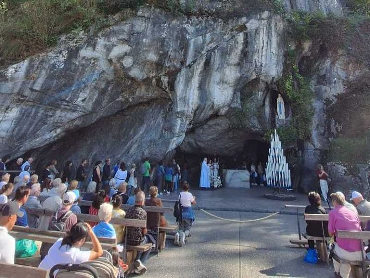 Con i malati, davanti alla Grotta. «Lourdes è una scuola di vita»