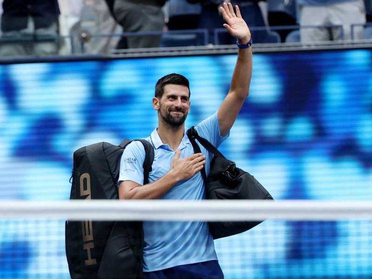 Lo strappo di Djokovic: scende in piazza con i giovani e va in esilio in Grecia