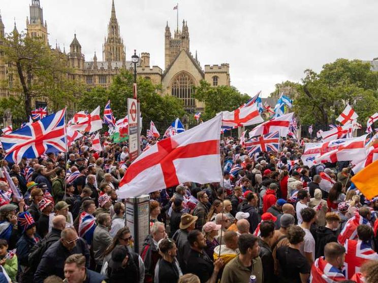 Londra invasa dal popolo dell'ultradestra: in 110mila marciano per Kirk