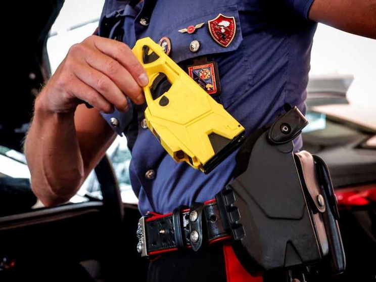 Per la terza volta in un mese un uomo colpito col taser dalla Polizia è morto