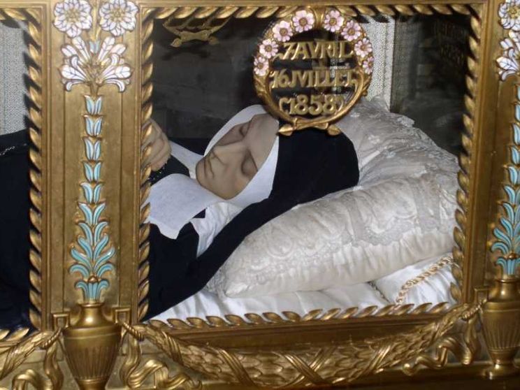 Chiese, ospedali, carceri: come funziona la “peregrinatio” di Santa Bernadette