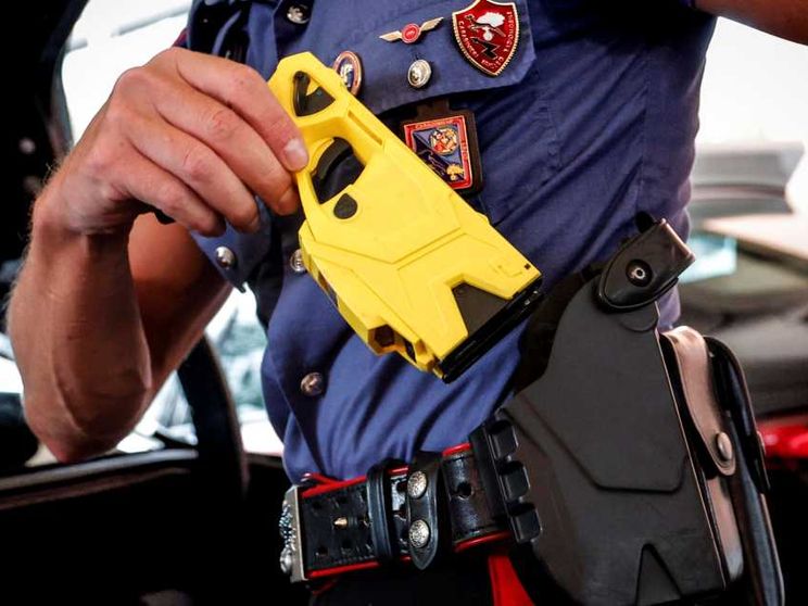 Per la terza volta in un mese un uomo colpito col taser dalla Polizia è morto