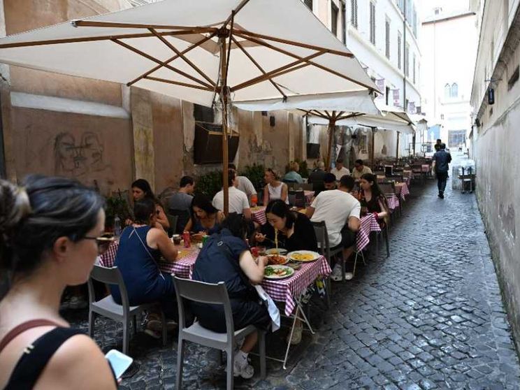 Salta la stretta sui dehors. Tavoli all’aperto dei bar liberi fino al 2027