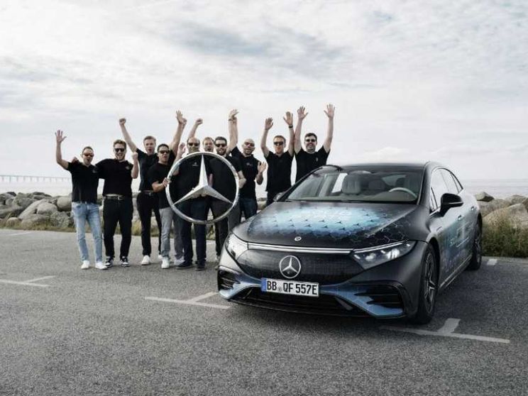 Più di 1200 km con un "pieno": Mercedes abbatte un limite dell'auto elettrica