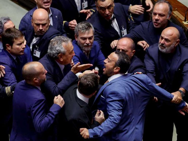 Terzo via libera (con bagarre) alla separazione delle carriere