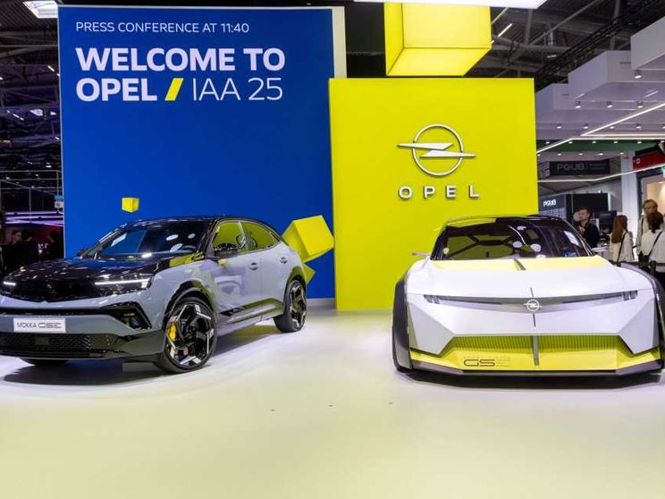 Sportività e "visioni": Opel guida nel futuro