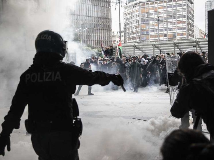 I cortei, gli scontri, i quartieri allagati: il lunedì nero di Milano