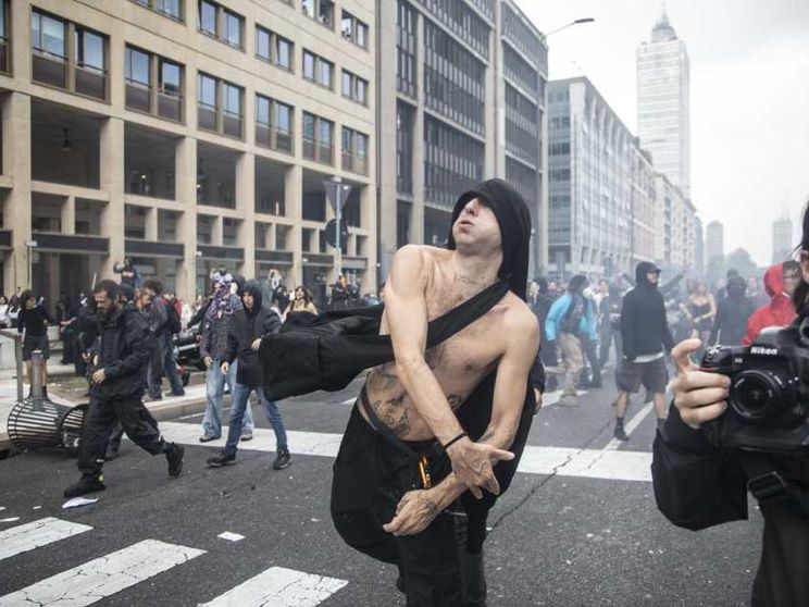 I “maranza”, gli antagonisti e gli altri: come è degenerato il corteo di Milano