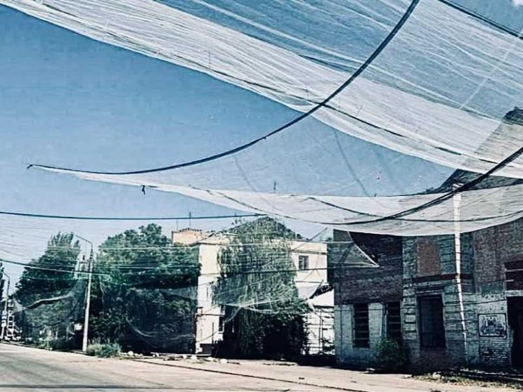 Così gli ucraini stendono le reti sulla città per "proteggersi" dai droni