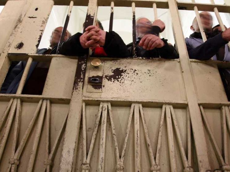 È in corso una bufera a Pavia per i preservativi in carcere