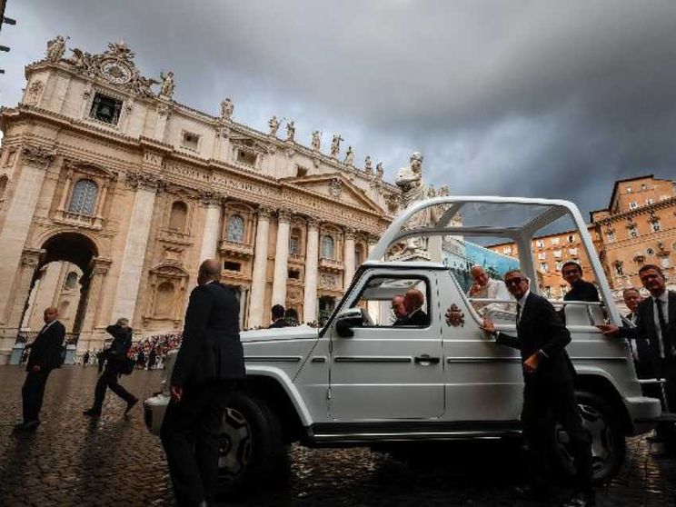 Il Papa: a ottobre pregheremo ogni giorno il Rosario per la pace