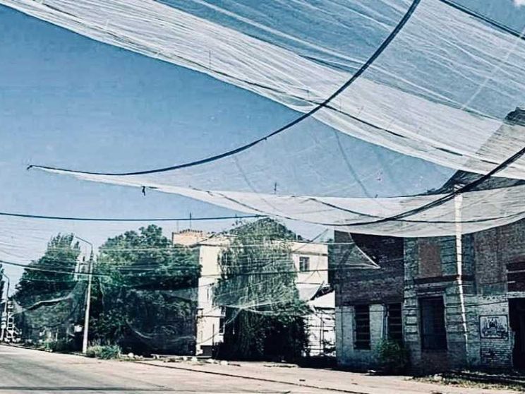 Così gli ucraini stendono le reti sulla città per "proteggersi" dai droni