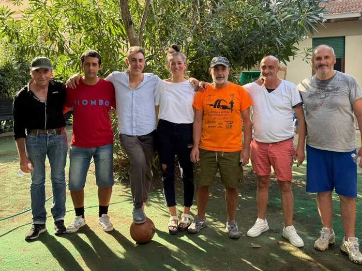 Clochard sul palco per recitare "il rigore più lungo del mondo"