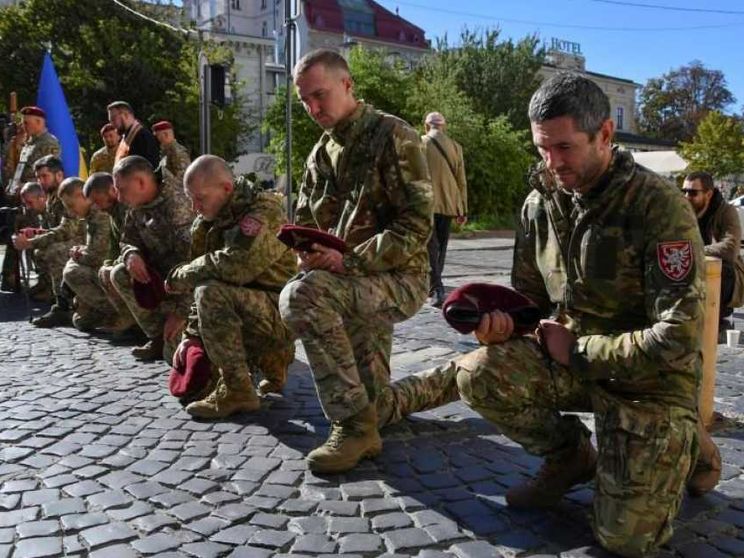 Per l'Ue con Mosca c'è «già una guerra ibrida». Lavrov: pronti a rispondere