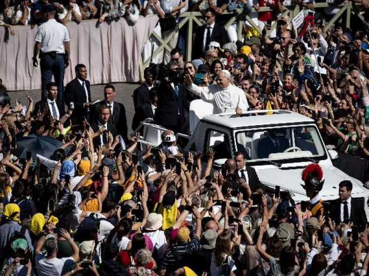 Il Papa: «Interi popoli in miseria, piagati da guerra e sfruttamento»
