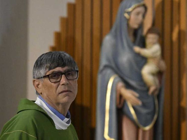 Il proiettile in chiesa: il «dolore» di don Patriciello, le parole di Meloni