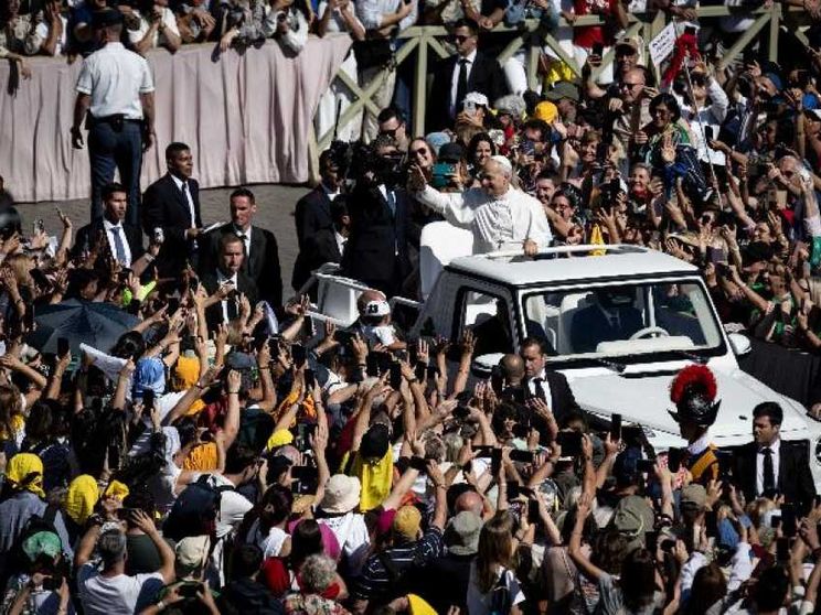 Il Papa: «Interi popoli in miseria, piagati da guerra e sfruttamento»