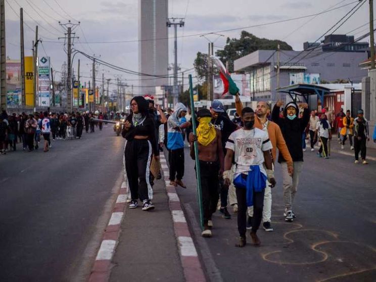 Quando la rabbia social diventa rete e fa tremare i governi del mondo