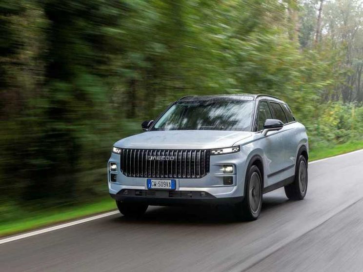 L'auto  cineseJaecoo 7 ripresa di fronte in movimento su strada