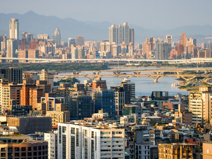 La foresta di grattacieli di Taipei, la capitale di Taiwan