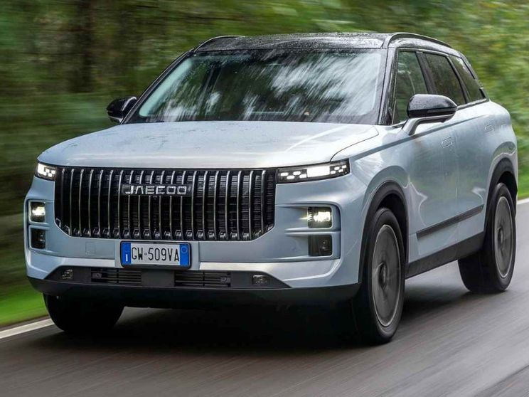 L'auto  cineseJaecoo 7 ripresa di fronte in movimento su strada