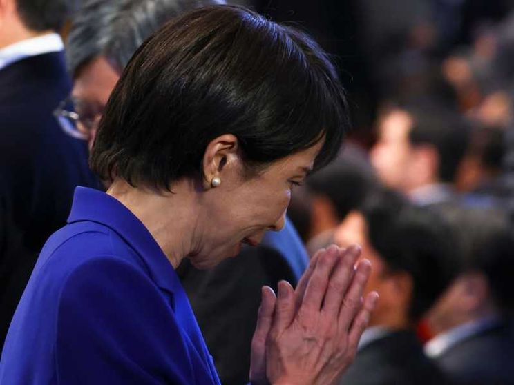 Un'immagine della nuova leader dell'Lpd giapponese  che ringrazia la platea dopo l'elezion e al vertice del parito con servatore