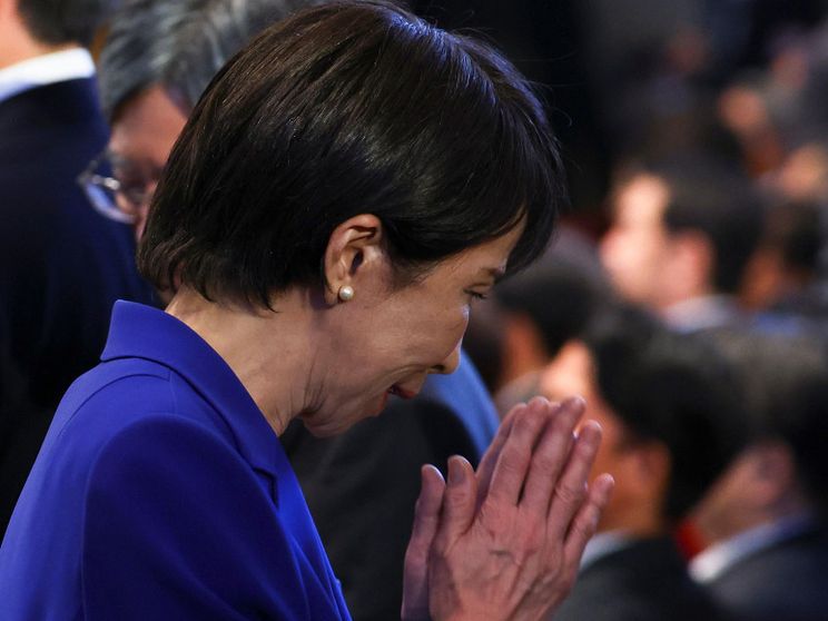 Un'immagine della nuova leader dell'Lpd giapponese  che ringrazia la platea dopo l'elezion e al vertice del parito con servatore