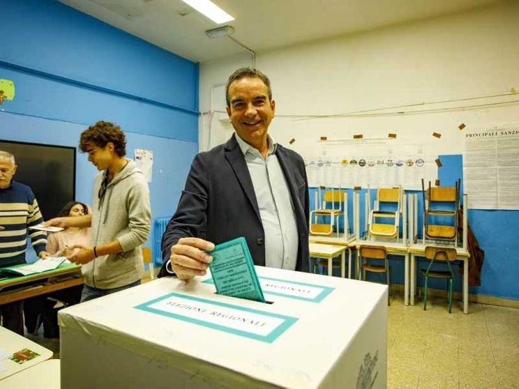 Nella foto l'immagine del presidente uscente della Calabria Occhiuto mentre inserisce la scheda elettorale nell'urna
