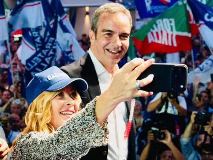 La premier Meloni scatta un selfie sul palco con il governatore Roberto Occhiuto nel giorno della chiusura della campagna elettorale