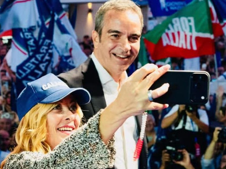 La premier Meloni scatta un selfie sul palco con il governatore Roberto Occhiuto nel giorno della chiusura della campagna elettorale