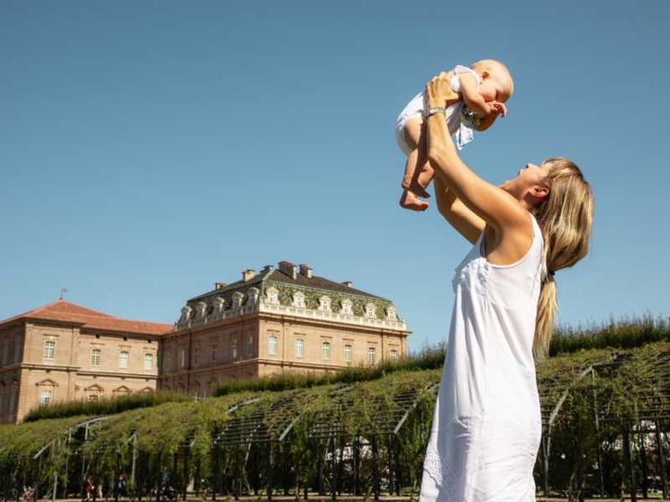 Una mamma con la sua bimba alla Reggia Venaria di Torino in occasione della Festa della nascita