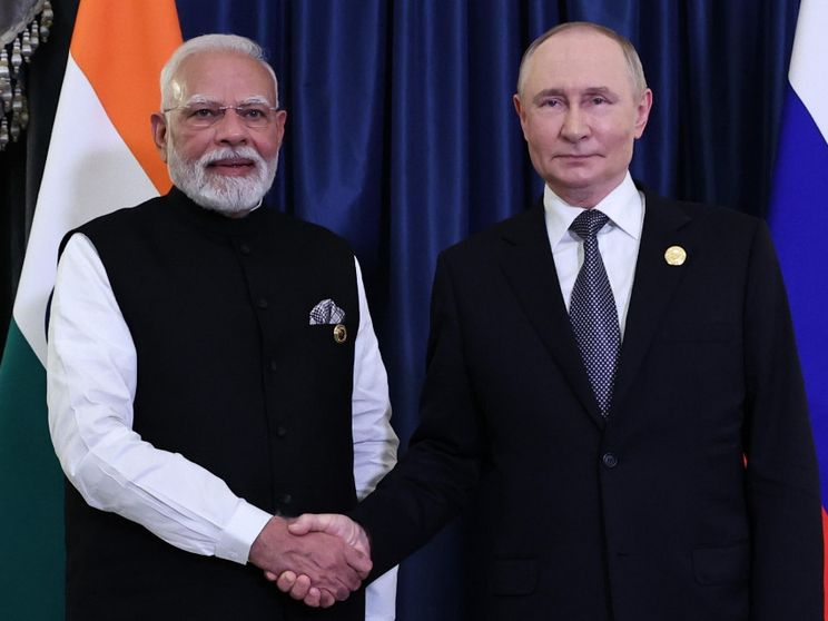 Il primo ministro indiano Narendra Modi (a sinistra) e il presidente russo Vladimir Putin si stringono la mano a margine del vertice dell'Organizzazione per la cooperazione di Shanghai in Cina