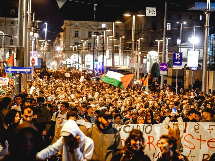 Pro-Pal “celebrano” il 7 ottobre: scontri con la polizia