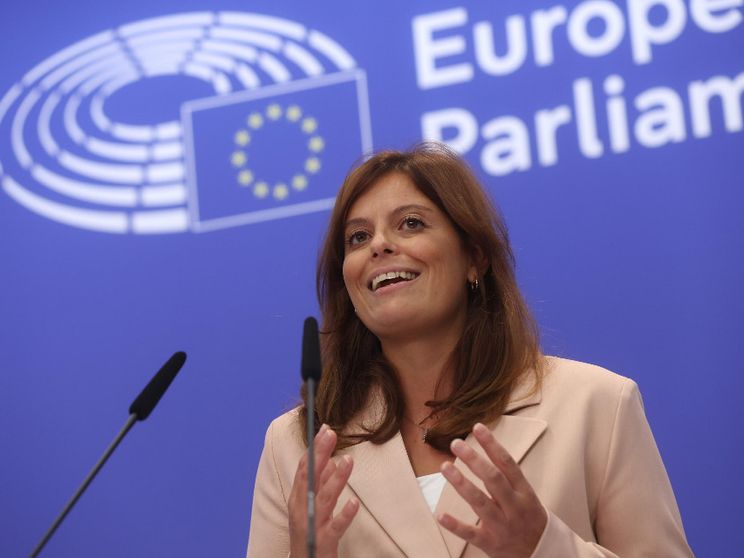 Ilaria Salis durante un'intervista al Parlamento europeo