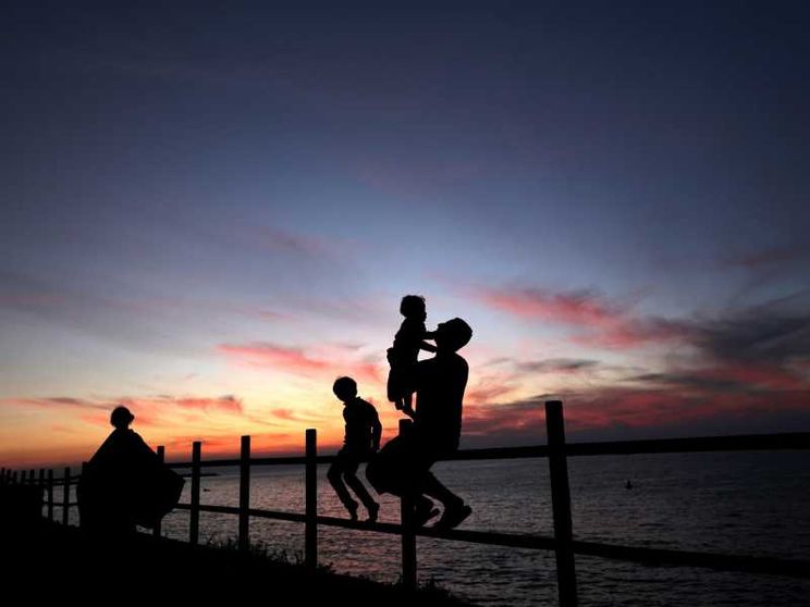 Una famiglia sul mare di Gaza prima che scoppiasse la guerra