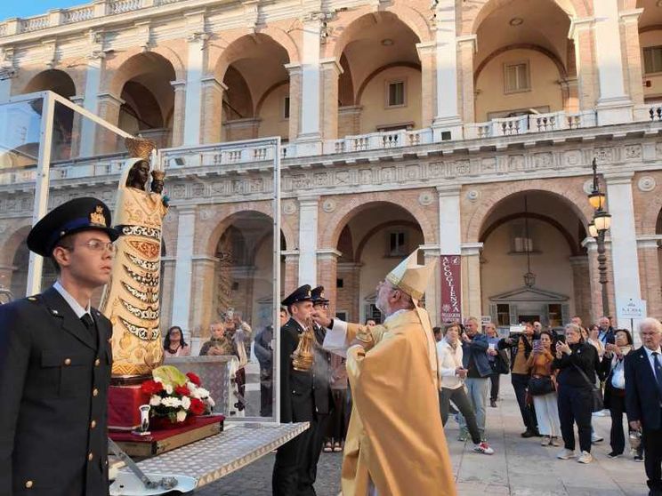 La Madonna pellegrina di Loreto
in cammino verso la Città eterna