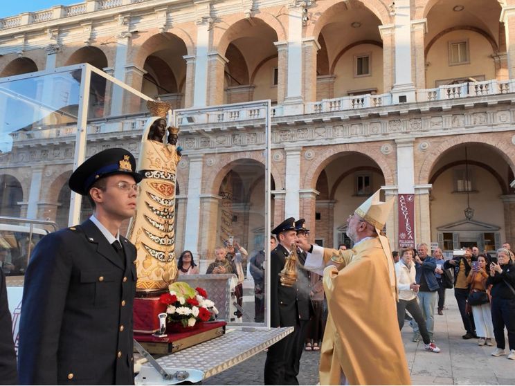 La Madonna pellegrina di Loreto in cammino verso la Città eterna