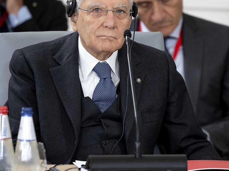 Nella foto una immagine del capo dello Stato italiano seduto al tavolo della conferenza