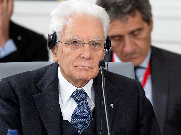 Nella foto una immagine del capo dello Stato italiano seduto al tavolo della conferenza