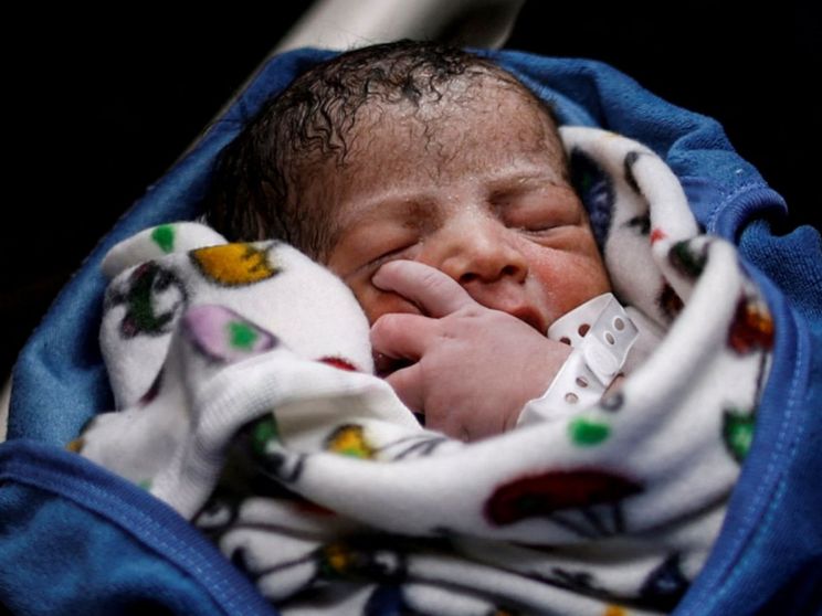 Perché la maternità surrogata è mercificazione, non libertà