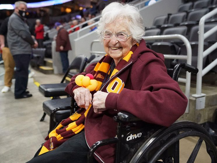 Addio a Sister Jean, icona del basket statunitense