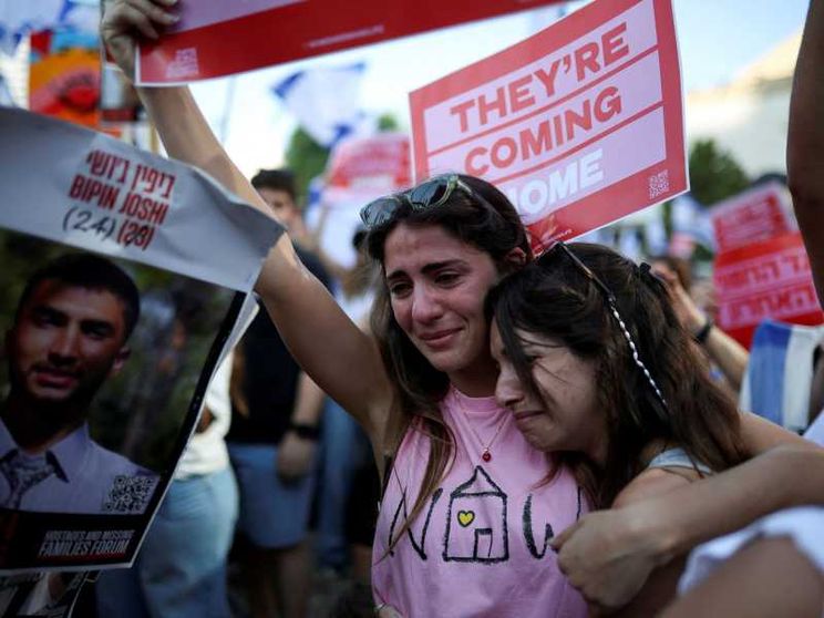 Tel Aviv, abbracci e lacrime per gli ostaggi: il racconto