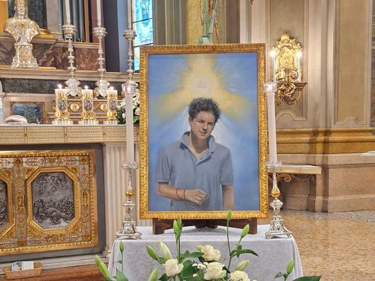 «Ciao Carlo, amico mio e di Dio...»: diecimila pellegrini nella parrocchia di Acutis