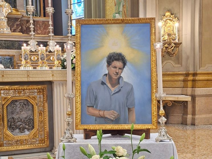 «Ciao Carlo, amico mio e di Dio...»: diecimila pellegrini nella parrocchia di Acutis