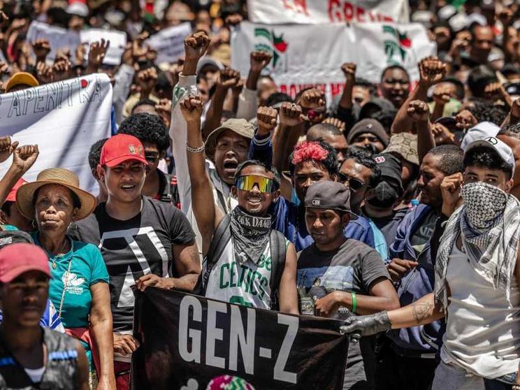 I ragazzi esultano in piazza ad Antananarivo