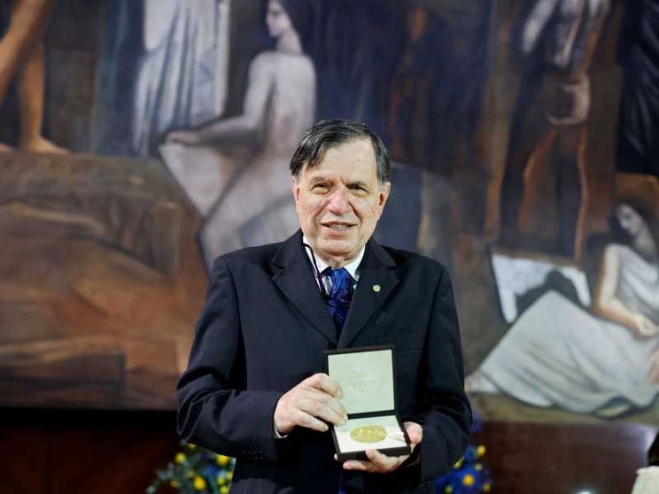 Nella foto un primo piano dello scienziato Giorgio Parisi mentre riceve il nobel per la fisica