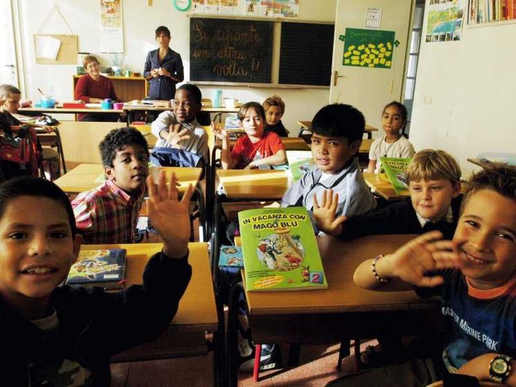 Bimbi di tutte le provenienze in una classe di una scuola elementare milanese