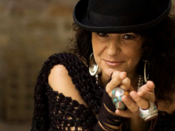 Aida Satta Flores torna con "Volver", album di denuncia